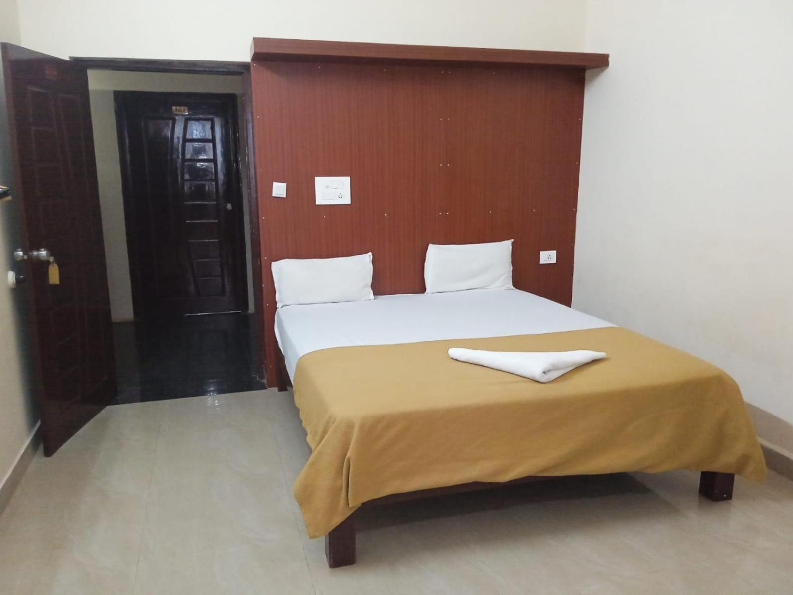 Grand Jp Inn Near 2 Km From Gundlupet Bus Stand Exterior photo
