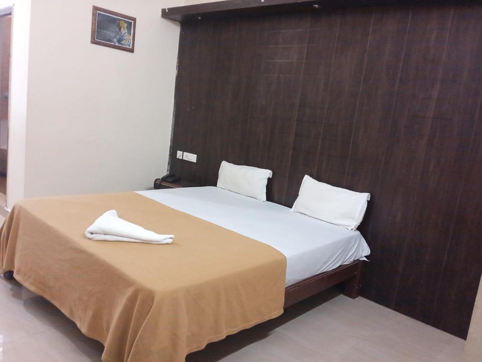 Grand Jp Inn Near 2 Km From Gundlupet Bus Stand Exterior photo
